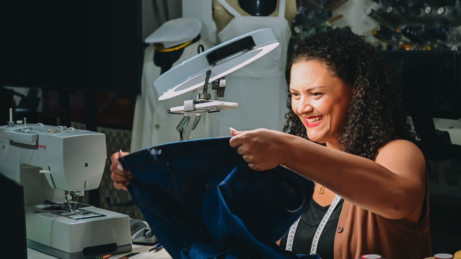 Carine Martins ajustando uma calça jeans